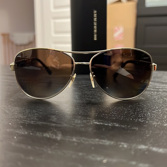 Burberry sunglasses - Picture 2 of 5
